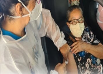 Pessoas vacinadas aos 65 anos contra a covid devem receber 2ª dose hoje (14)