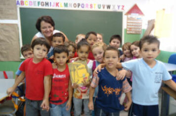 Alunos da EMEI da EE João Brediks expõem seus cartazes com tema ambiental