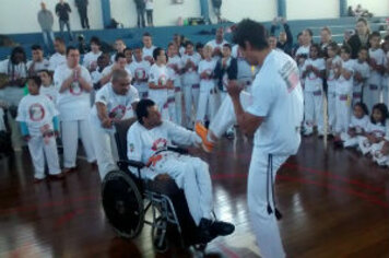 Capoeiristas da APAE emocionam público ao se apresentar no “Rasteira na fome”