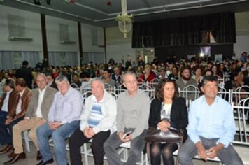 Dado Schneider conquista público com inteligência e bom humor