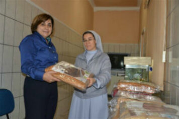 Isaura entrega cobertores novos para a AAPEHOSP e Albergue