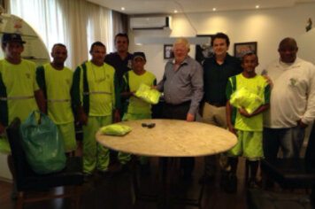 Secretaria Municipal de Agricultura e Meio Ambiente entrega novos uniformes para os Garis