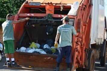 Prefeitura amplia coleta de lixo na Tamoios durante horário especial do comércio