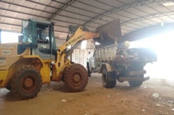 Prefeitura retira mais de 150 caminhões de lixo do antigo barracão