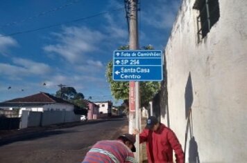 Prefeitura inicia instalação de placas de sinalização