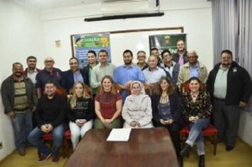 Entidades recebem cheques de restituição do Imposto de Renda