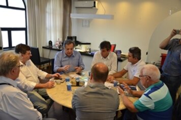 Prefeito recebe representantes do Conselho de Medicina Veterinária