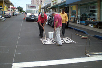 Ruas recapeadas da área central recebem nova sinalização