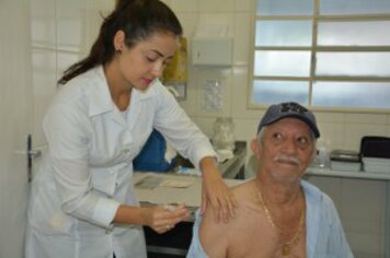 Alunos da rede municipal recebem vale livro e o trocam na Livraria da UNESP