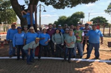 Secretaria de Obras realiza manutenção na Praça Dora Goldman