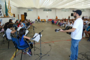 Participantes da Escola de Segundo Turno abrilhantaram o evento