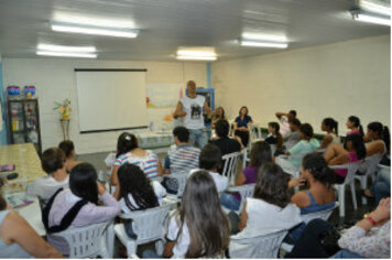 Participantes do Jovem Talento assistem palestra sobre drogas