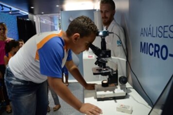 Crianças das escolas municipais visitam carreta educativa da Sabesp