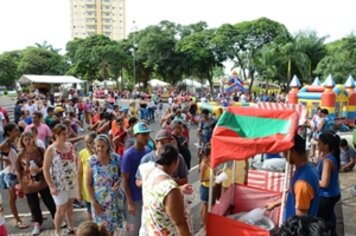 População lota Praça da Bandeira para Festa de Natal