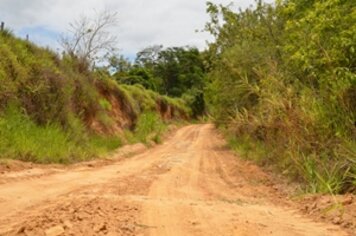 Prefeitura inicia melhorias na estrada do Moinho