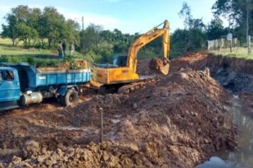 Prefeitura também recupera estrada rural às margens da Tupã-Parnaso