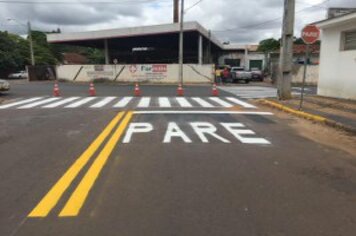 Prefeitura realiza pintura de faixas de sinalização em ruas e avenidas