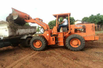 Limpeza do terreno onde está sendo iniciada a construção de quadra de esportes do Jardim Aritana