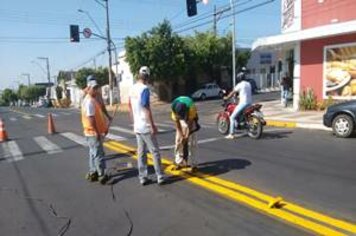Prefeitura realiza implantação de mini tachões na avenida Tapuias