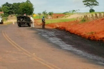 Prefeitura recupera trechos da estrada vicinal no bairro Afonso XIII