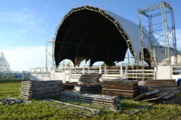 Super estrutura está sendo montada na Avenida Anibal Davoli
