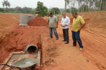 Prefeitura inicia implantação de tubulação coletora de águas pluviais em Varpa