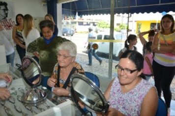 Prefeitura e ótica doam óculos de grau para crianças e adultos