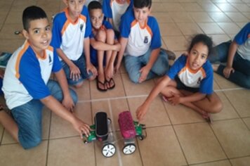 Cabo de guerra entre robôs agita oficinas de robótica