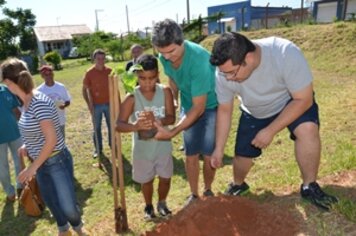 Prefeitura e comunidade realizam plantio de árvores no Nova Tupã