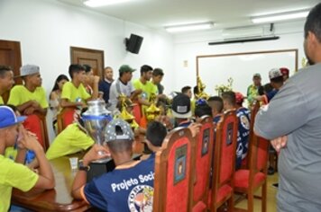 Ricardo e Caio recebem alunos da AITEC e do Alto Sumaré na Prefeitura