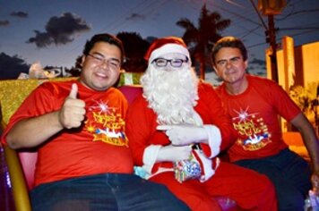 Chegada do Papai Noel proporcionou noite de alegria em Tupã