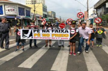 “Pé na Faixa;* Pé no Freio” realiza bloqueio de trânsito na Tamoios