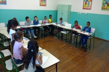 Alunos ainda podem se matricular no curso de inglês da rede municipal