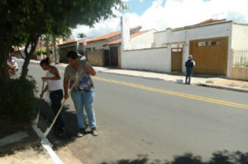 Prefeitura realiza mutirão de limpeza e pintura nas ruas centrais da cidade