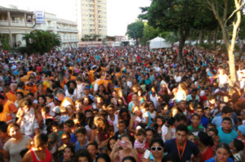 Festa das crianças atrai milhares de pessoas para a Praça da Bandeira