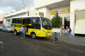 Alunos das escolas municipais visitam os Correios em Tupã