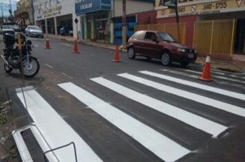 Prefeitura realiza continuamente manutenção na sinalização de trânsito