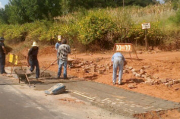 Secretaria de obras pavimenta com paralelepípedos o acesso a fábrica “Doces Moreno”