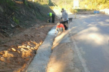 Prefeitura recupera canaletas para escoar águas das chuvas