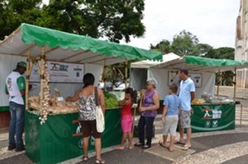 Feira do Produtor Rural conta com 9 standes na Praça da Bandeira