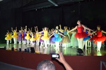 Alunos do Projeto Segundo Turno encerram ano letivo com apresentação de Balé