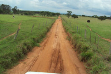 Prefeitura inicia reforma da estrada que liga o distrito de Parnaso a rodovia SP - 294