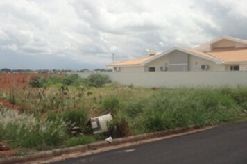 Governo de Tupã vai roçar terrenos particulares com mato alto a partir do dia 19