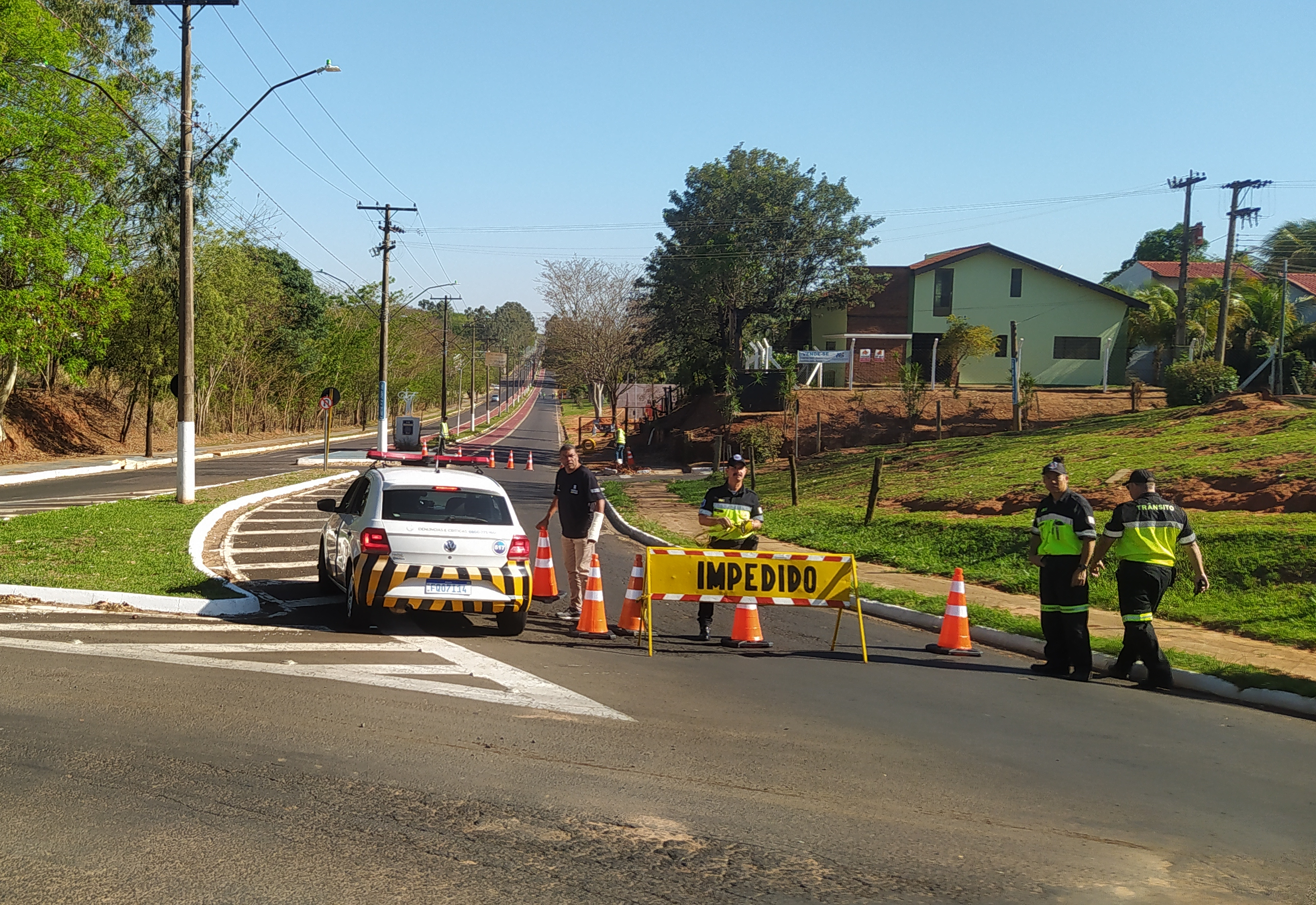 Avenida que dá acesso ao aeroporto e a Arco-Íris tem uma das vias interditada
