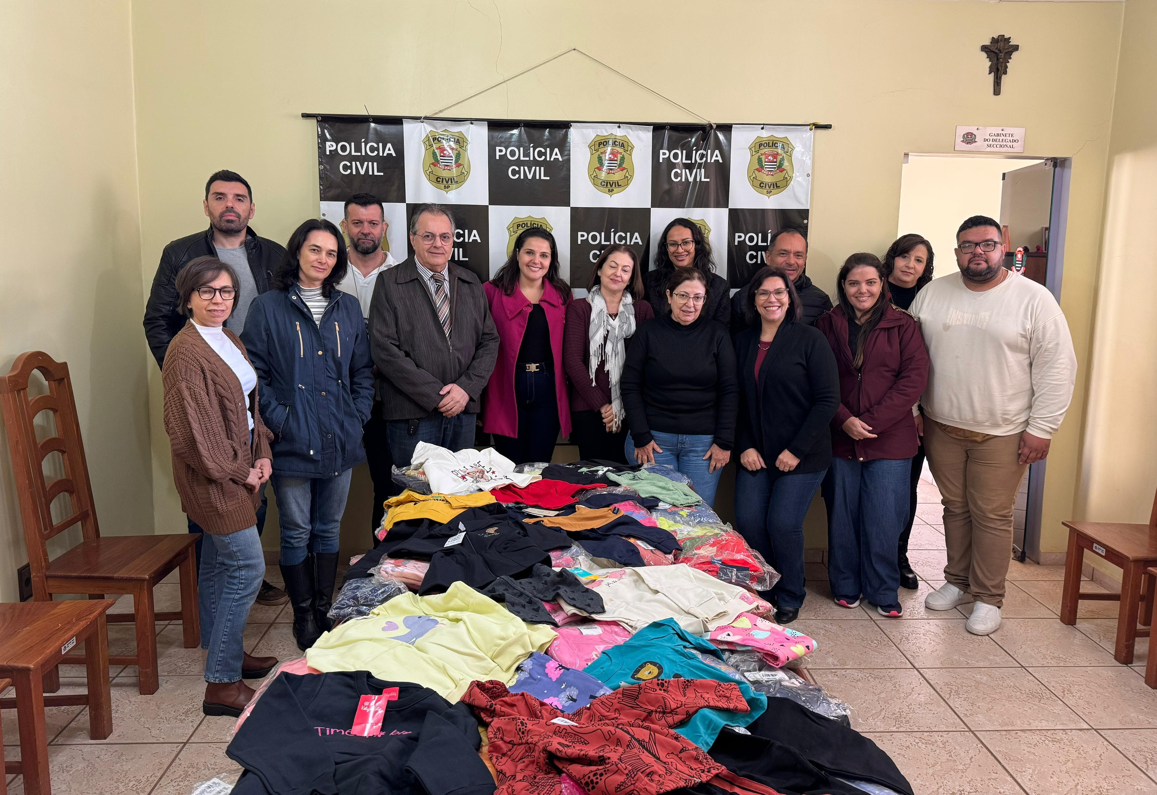 Doação da Polícia Civil reforça Campanha do Agasalho
