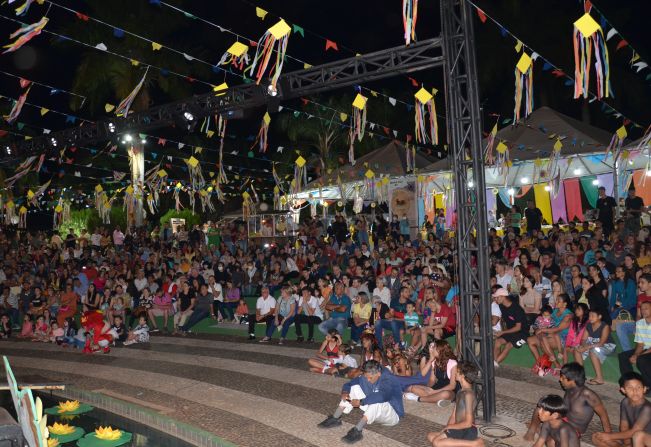 Público lota Praça da Bandeira nas 3 noites do Festival do Folclore 