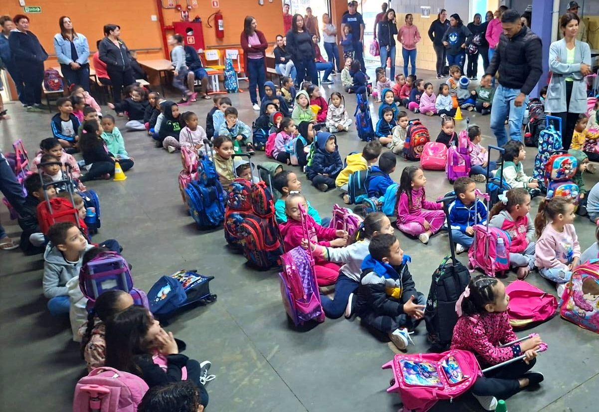 Mais de 4 mil estudantes voltam às aulas nesta quarta