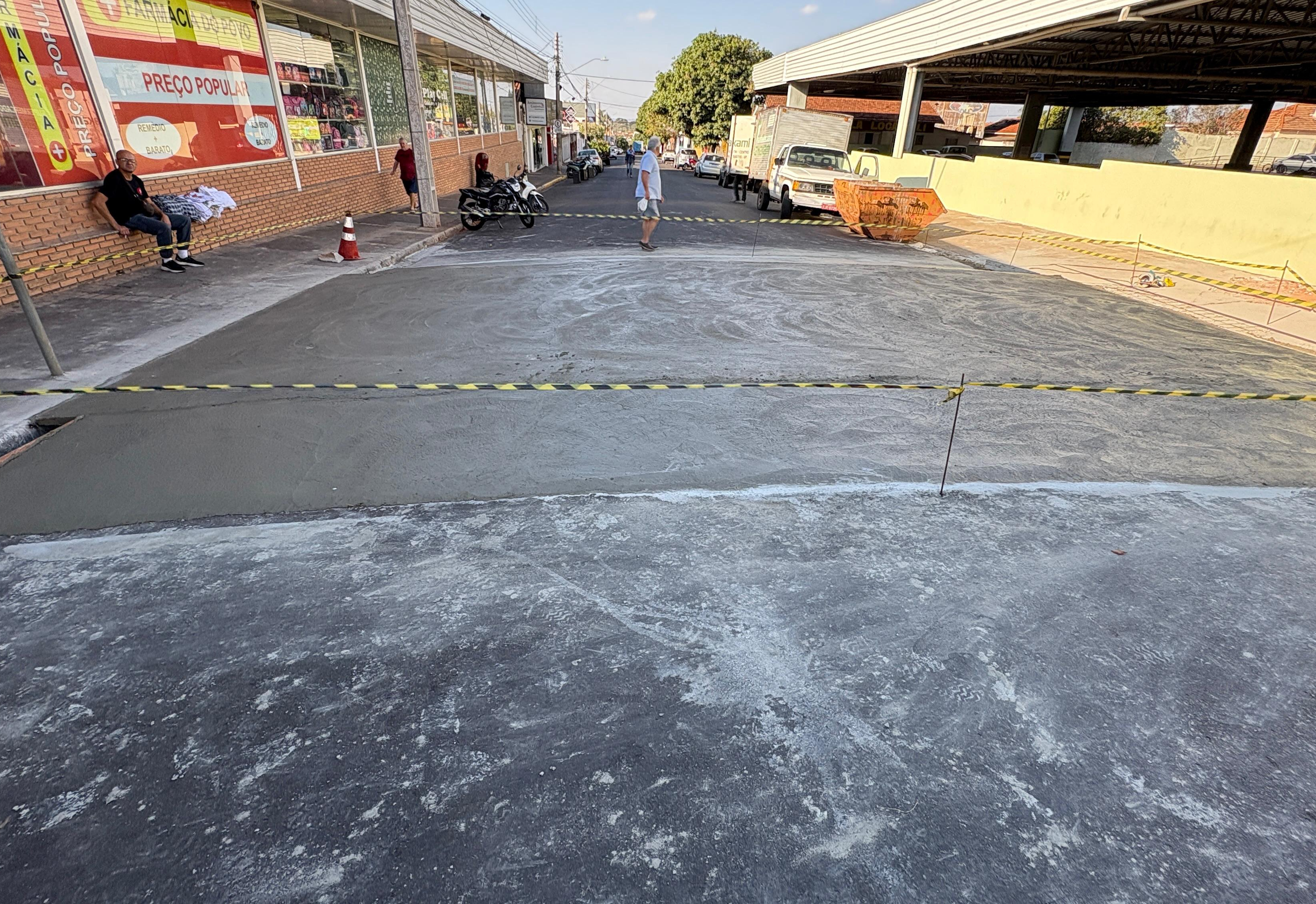 Faixa elevada aumenta segurança de clientes de supermercado no centro da cidade