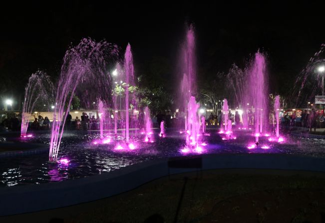 Reforma da Praça da Bandeira é entregue com reativação da Fonte Luminosa