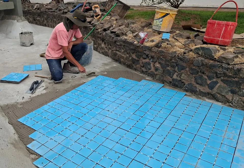 Começa o trabalho de revestimento do espelho d’água do Paço Municipal